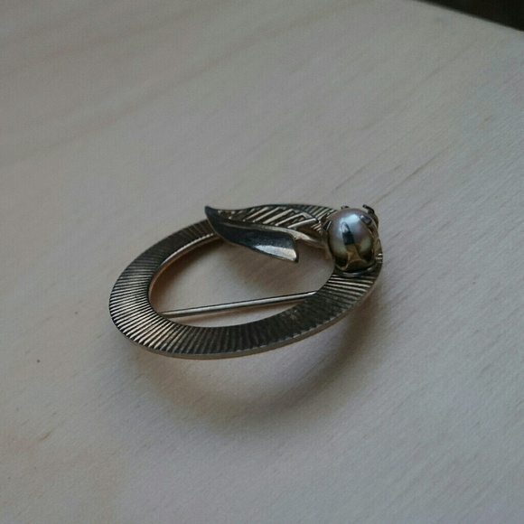 Ruffled Gold with Pearl 1! - Picture 3 of 4